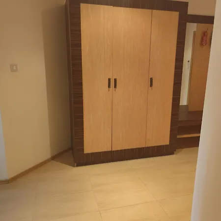 Majestic First Line Private Apartment, Sunny *