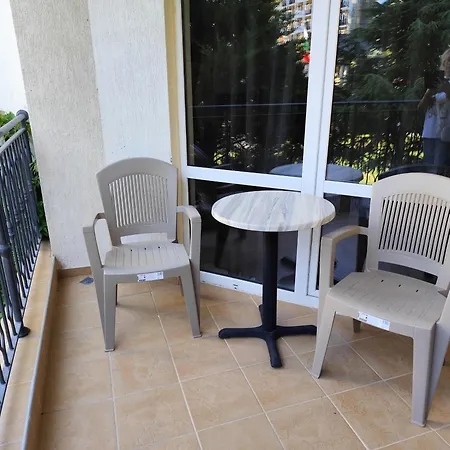 Majestic First Line Private Apartment, Sunny